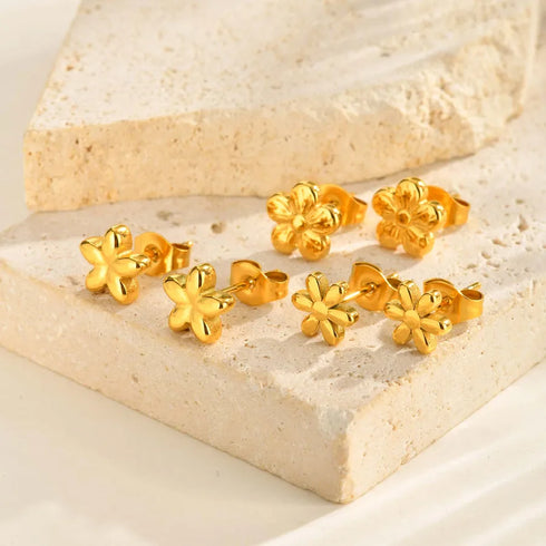 Sweet Miniature Stainless Steel Flower Earrings For Girls 18K Gold Plated Geometric Pattern Vacuum Electroplating Casual Style