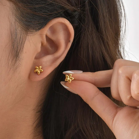 Sweet Miniature Stainless Steel Flower Earrings For Girls 18K Gold Plated Geometric Pattern Vacuum Electroplating Casual Style