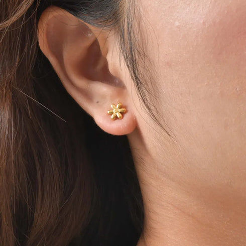 Sweet Miniature Stainless Steel Flower Earrings For Girls 18K Gold Plated Geometric Pattern Vacuum Electroplating Casual Style